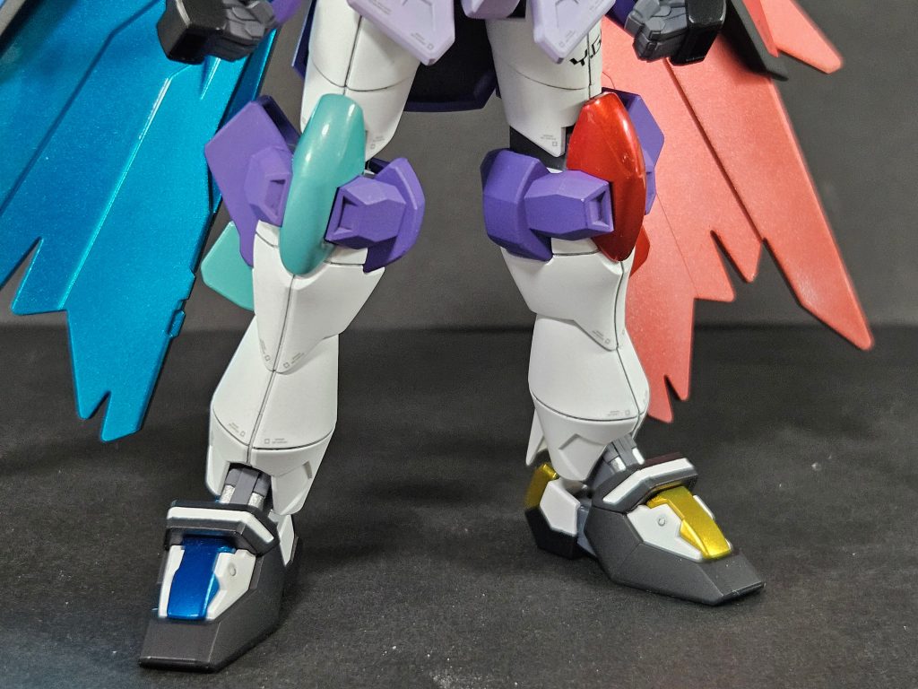 元キットで青いクリアパーツだった箇所は、Liella!の11人分のメンバーカラーでキャンディ塗装しました。コンパウンドでの研磨初チャレンジです。