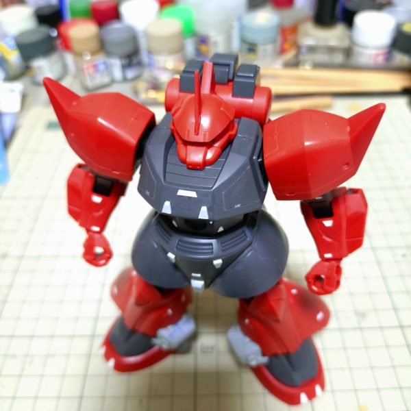 とりあえず本体はここまで完了❗️スジ彫りはMGゲルググを参考にしました。もう少し煮詰めます。シールドの作り直しと追加武装作るか検討中。（4枚目）