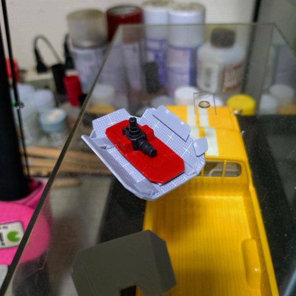 とりあえず大まかにシールド制作中。シールド基部を移植。接着剤が乾いたら整形します。（3枚目）