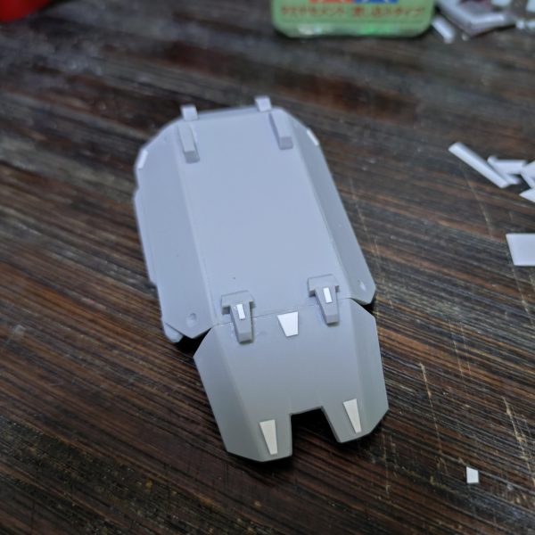 シールド裏のディテールを追加。形を見ながら適当に切り出し（笑）ビームナギナタホルダーをシールド裏に装着。バックパックにいつものセンサー追加。もう少し煮詰めます。（2枚目）