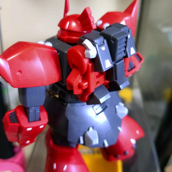 シールド裏のディテールを追加。形を見ながら適当に切り出し（笑）ビームナギナタホルダーをシールド裏に装着。バックパックにいつものセンサー追加。もう少し煮詰めます。（3枚目）