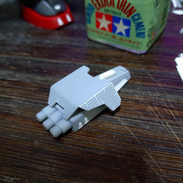 武装追加中です。カウンターウェイトとしての役割の小型シールド+3連グレネードランチャーです。右腕に装着します。武装はこれで終わり。（2枚目）