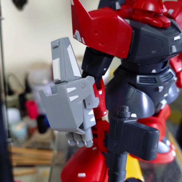 武装追加中です。カウンターウェイトとしての役割の小型シールド+3連グレネードランチャーです。右腕に装着します。武装はこれで終わり。（3枚目）