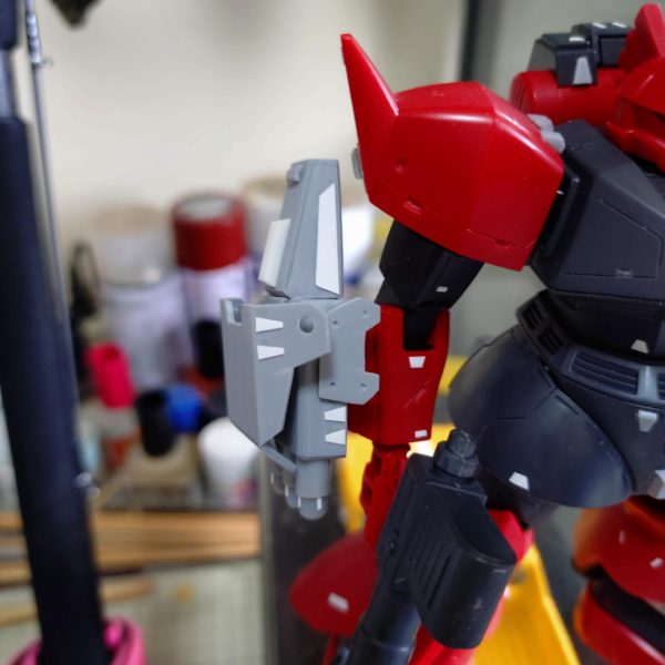 武装追加中です。カウンターウェイトとしての役割の小型シールド+3連グレネードランチャーです。右腕に装着します。武装はこれで終わり。（4枚目）