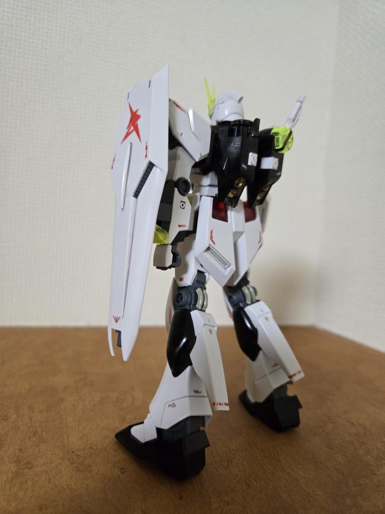 バーニアや一部フレームを部分塗装百均シール追加です。