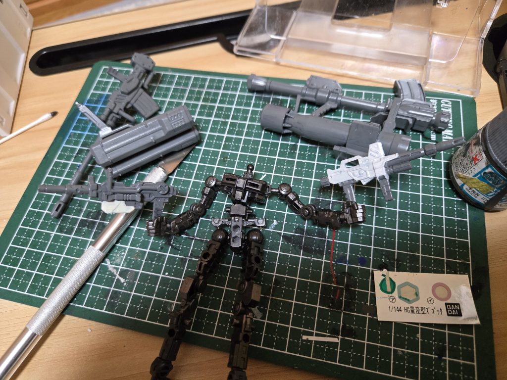 武器類をグレー系で塗り直し、黒だとイマイチ玩具っぽいですよねぇ