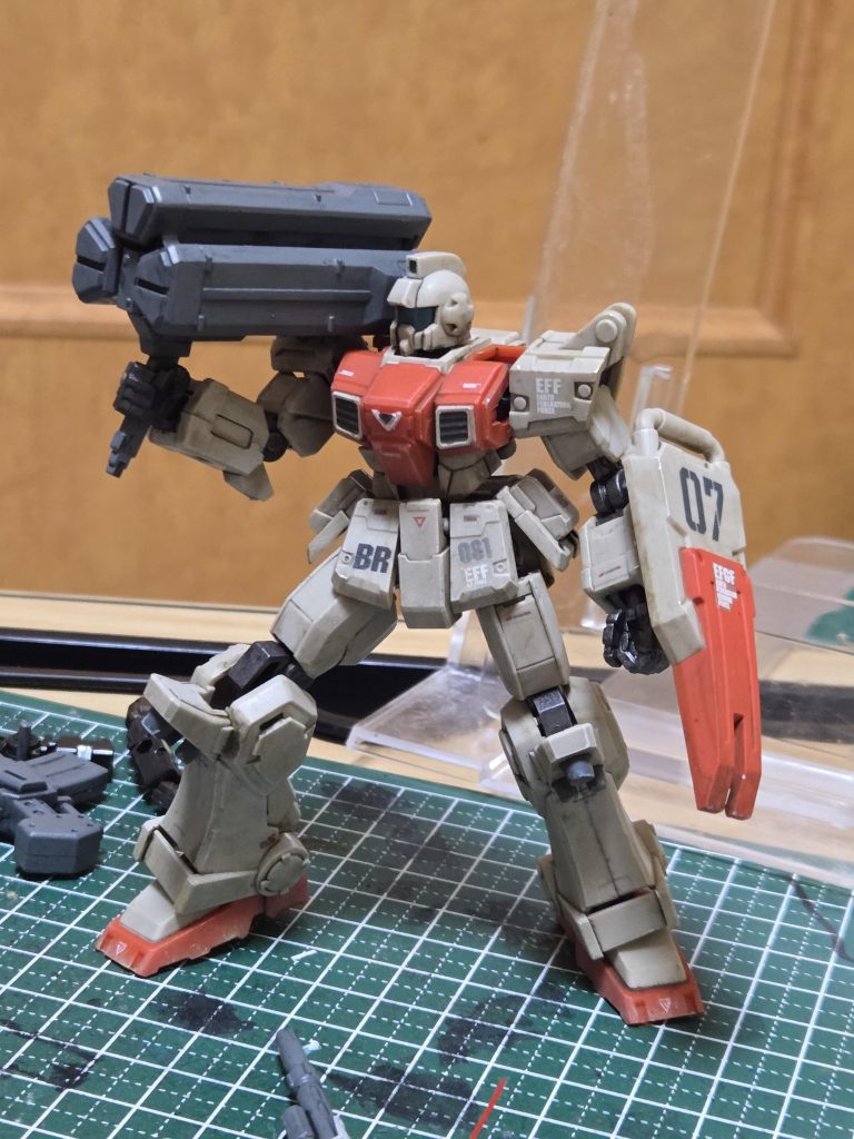 豊富な武装が魅力な機体ですが付属するのはミサイルランチャーとネットガンの2種なんで他は陸ガンやEz-8 からの流用になります