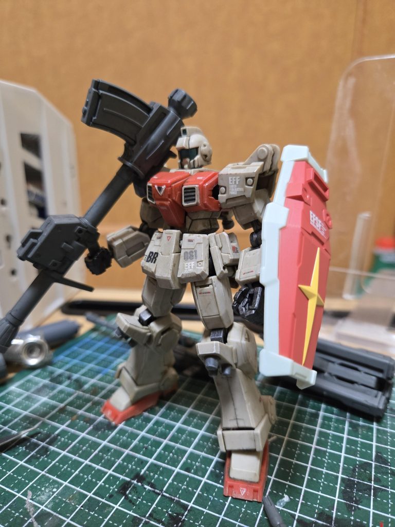 同時期に中古でジムも購入したのでイグルー登場のガンダムシールド持ちも再現後…ハンマーがあればなぁ