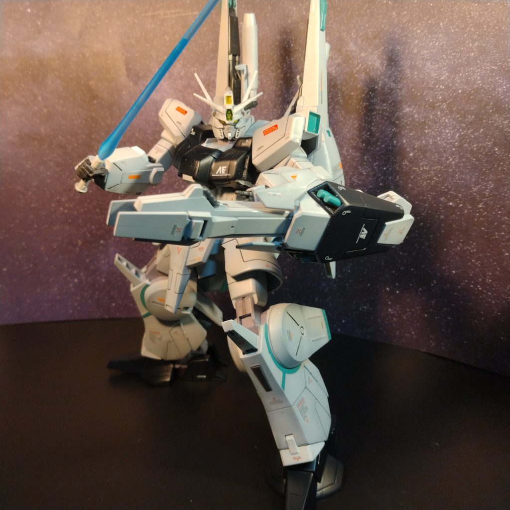 デカール貼るとき最初は連邦のデカール用意していたのですが!ハッと気づいてこれってほぼ財団の機体だよなぁ?エンブレムは貼るとしたら財団のエンブレムが基本だよなぁって探しましたが!ユニコーンのエンブレムは似たのがアムロのマークくらいしか無かったので!しゃーないからアナハイムだけ貼って後は適当に持ってる物貼りました!😄