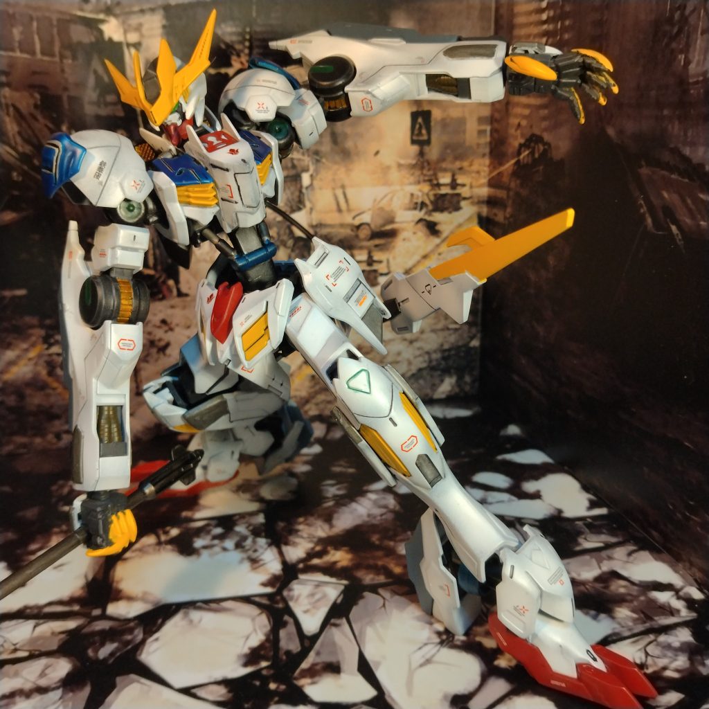 いつものようにスジ彫り追加のグラデーション塗装です!今回はフレームをイジったりしてプロポーション改修してます!😄