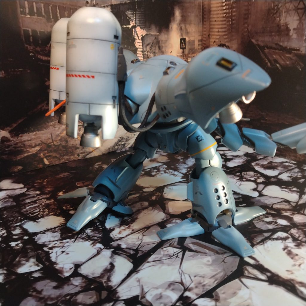 ハイゴッグはどうあがいても水中から出たら歩くマトになるだろうと想像して!じゃあ飛べばいいじゃんって思い,ここまでしたら飛ぶだろうとバーニア付けまくりました!😄