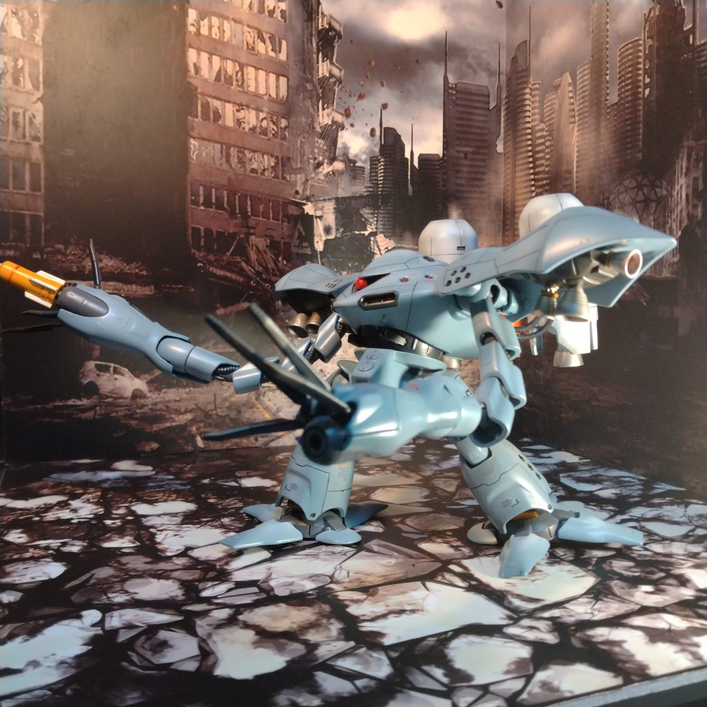 今回はモノアイをボールジョイントにして可動するようにして!水中形態時に使うタンク見たいなパーツを勝手な妄想でプロペタントタンクにしてバックパックに付けて、形のアーマーは水中形態にしないなら折りたたまないので!いっその事バーニア付けちゃえって思い中をプラバンとジャンクパーツで自作しました!で、どうせならと動力パイプ的な物をプロペタントタンクに繋いでみました!😄あと!私の好みで腰の部分を5ミリほど短くしてます!