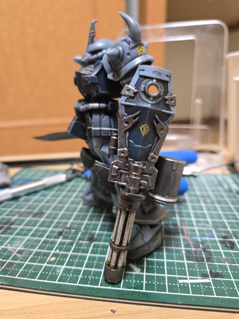 黒一色のガトリングシールドは勿体ないのでチマチマ塗り分けしてます