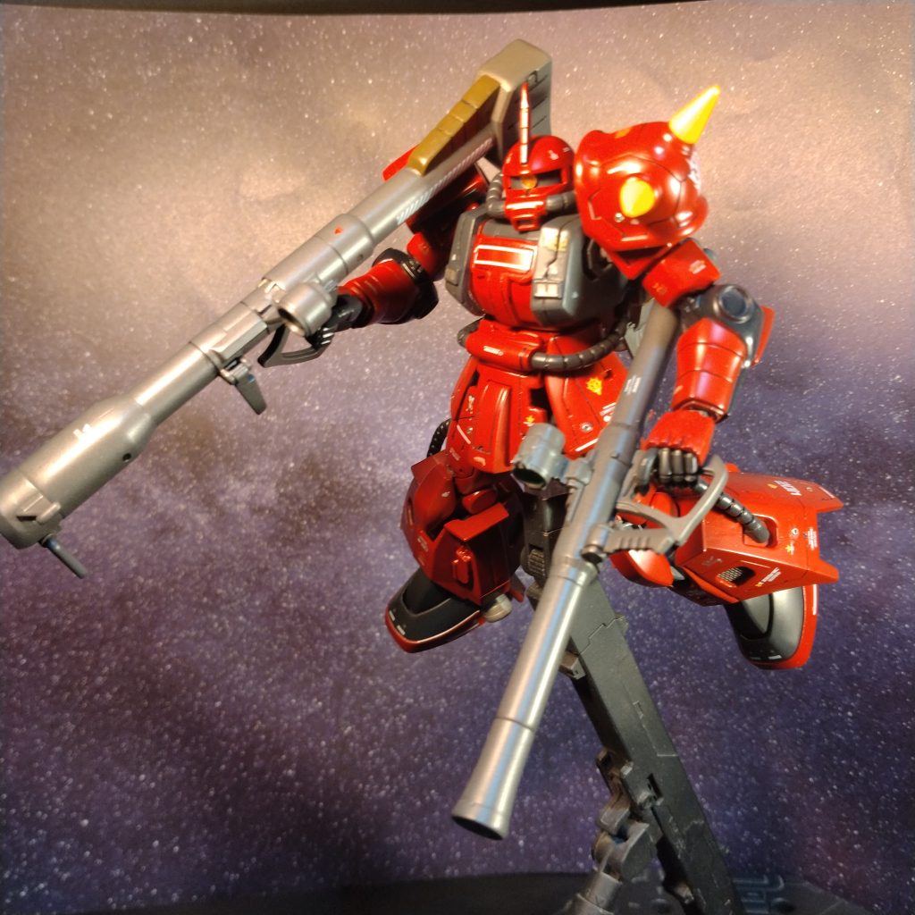 スジ彫り追加して!今回は少し加工を施してメッシュやモノアイ部を彫り込んだりしてちょこちょこメタル系を使用しました!😄それと言われないと気づかないかもですがシールドと胸の両サイドをプラバンで少し大型化してスカート全面の箇所のみ切り欠いてます!ちょっとオリジナリティーの自己主張して見ました!😄