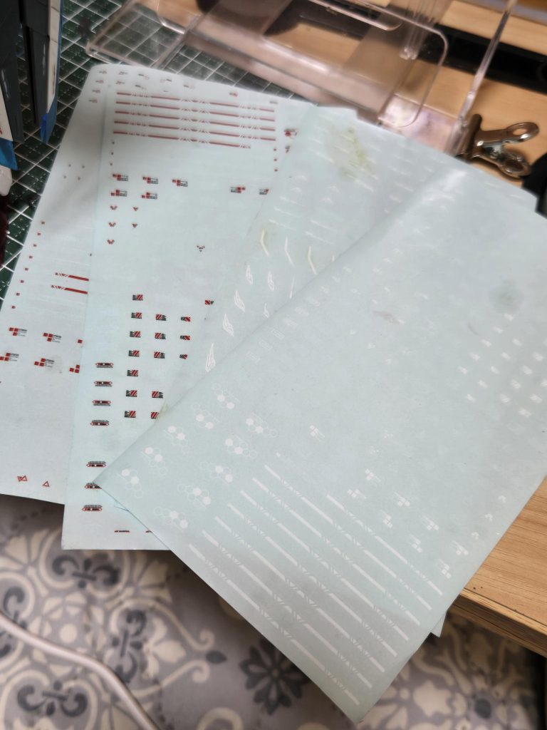 クリア仕様のせいか元々のキットに付いていたマーキングシールは付属していなかったのでスミイレ後はいつもの百均シール貼ってます