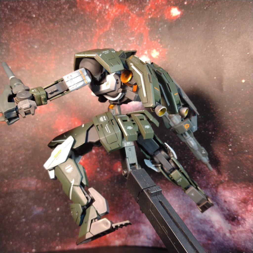 今回の制作は特に何もしてなくて!腰の延長と頭部カメラをクリアパーツにしたぐらいで、後はいつも通りのスジ彫り入れた感じです!作る時間も割と短時間で出来ました😄