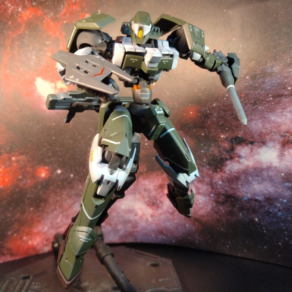 パーツ数は少ないのに可動域は広く武器なども多彩な使い方出来るとても良いキットだと思いました!😀