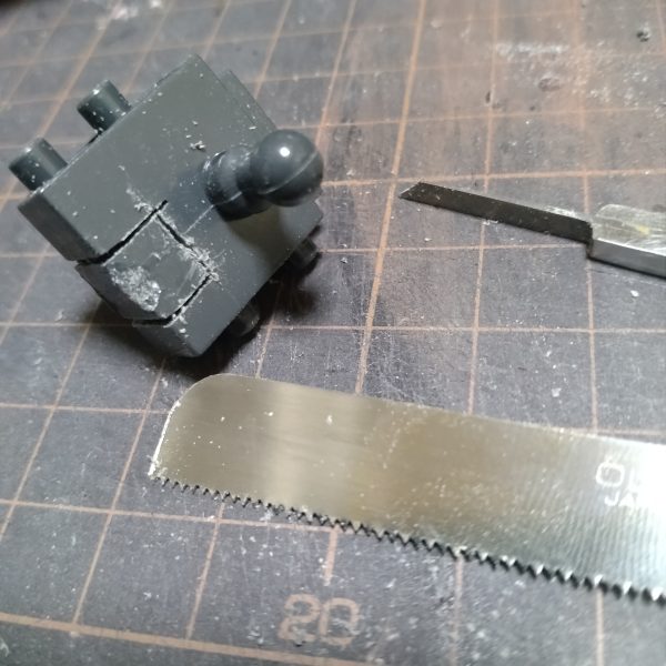 先にユニットから作ろうと切り欠いたパーツに適当に余ってるポリキャップとプラバン使って3ミリ軸が使えるようにしました😄後はこの上のパーツをぶった斬って作り替えると胴体が回るようになるはず！と、思ってやります！😄（3枚目）