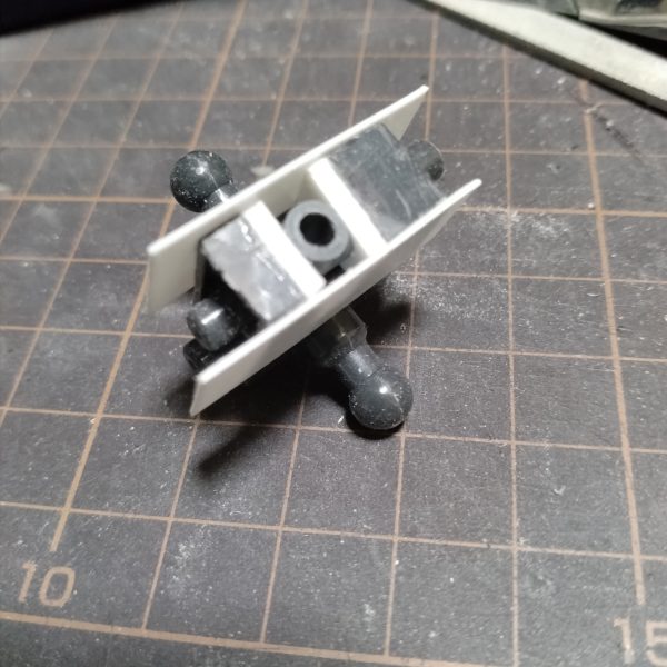 先にユニットから作ろうと切り欠いたパーツに適当に余ってるポリキャップとプラバン使って3ミリ軸が使えるようにしました😄後はこの上のパーツをぶった斬って作り替えると胴体が回るようになるはず！と、思ってやります！😄（2枚目）