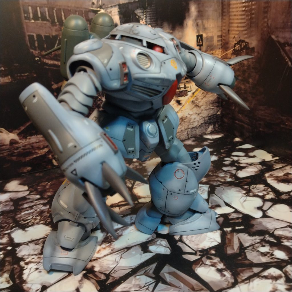 元々このキットは胴体がこんなに回りませんが!今回は胴体部を切り離しプラバン等で作り変えてます!😄モノアイも左右に動くようにしました!