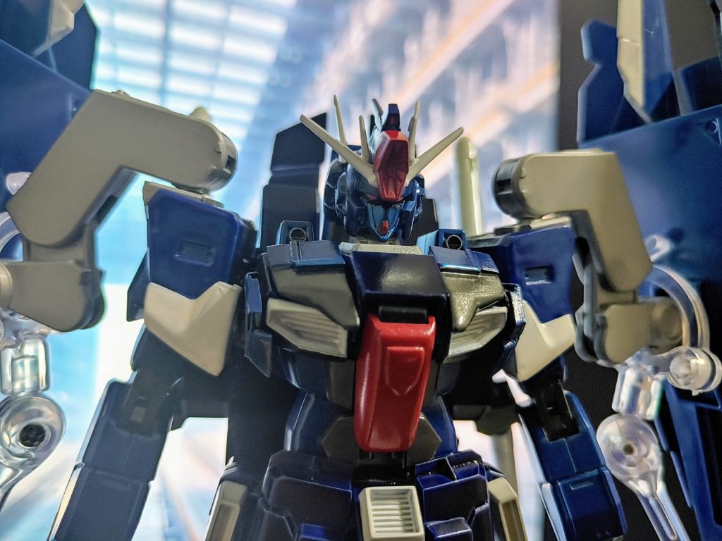 作る時に一番力を入れた? 顔です。 残念なのはバルカンを再現できなかったことと、プラパンで自作した背面の角をなくしてオプションパーツを使いました。 長い背面アンテナのおかげでホワイトライダーに似た印象になってしまいました