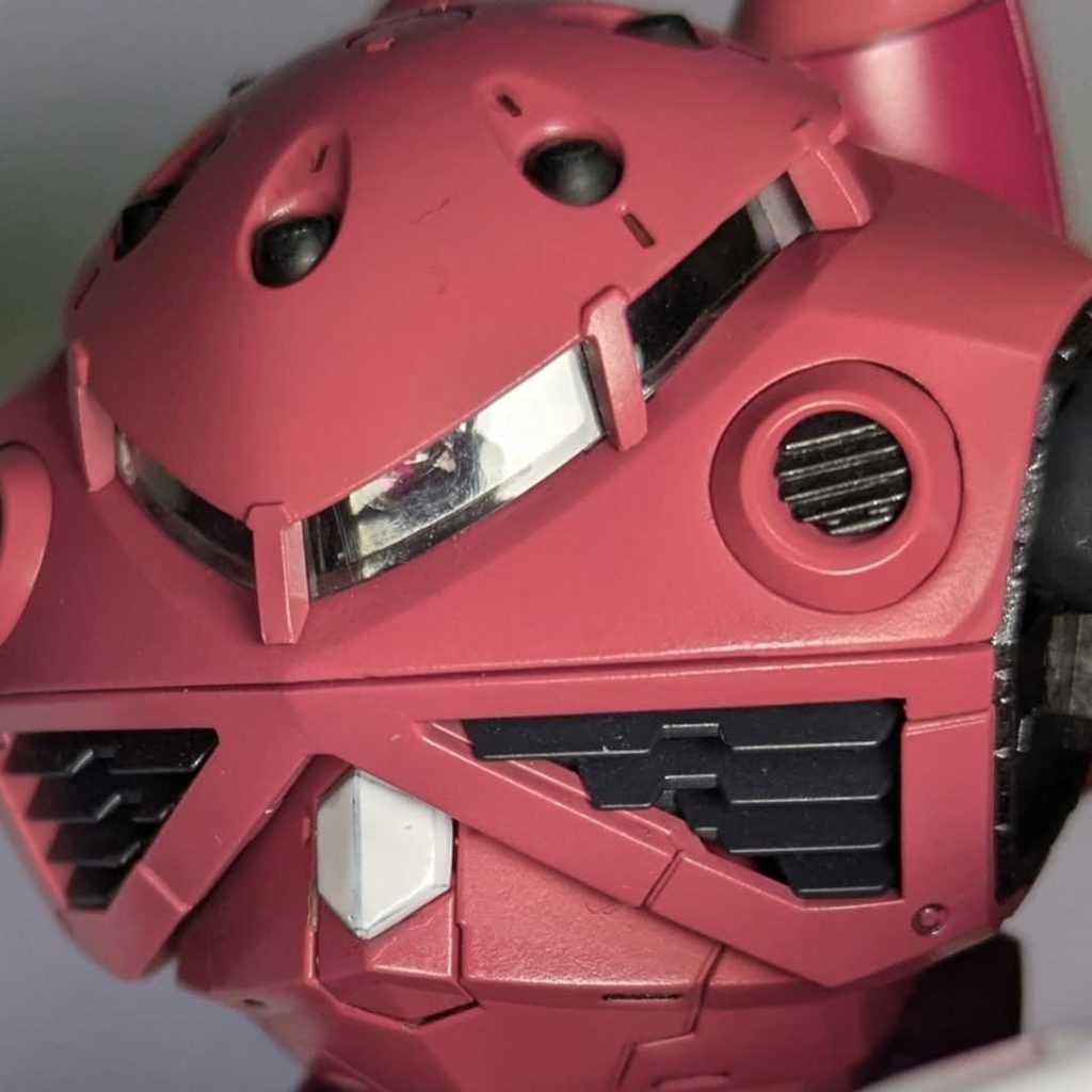 3色へとシャアレッドを減らした分、逆にそれぞれのパーツ毎の色合いをキッチリ合わせるのにはかなり神経を使いました。