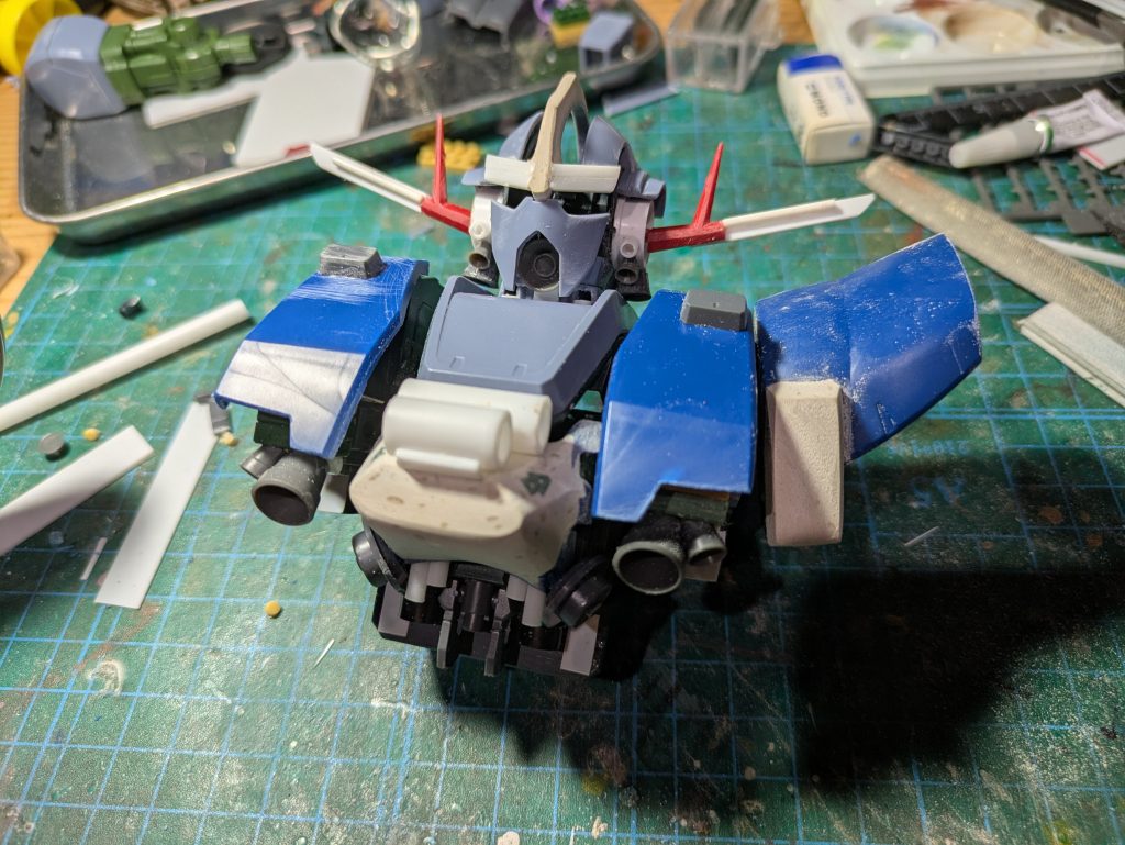 プラ材やポリパテでいじってみました。