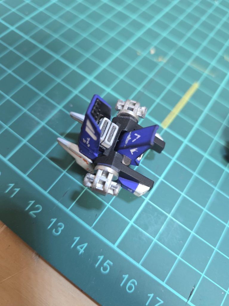 コアガンダムのバックパックに接続するバーツにHGハイニューガンダムブレイヴの肩アーマーとライトニングバックウエポンシステムマークIIのユニバーサルブーストポッドの基部をうまいこと合わせて、ジャンクパーツをいろいろ貼り合わせて専用バックパックを作成。