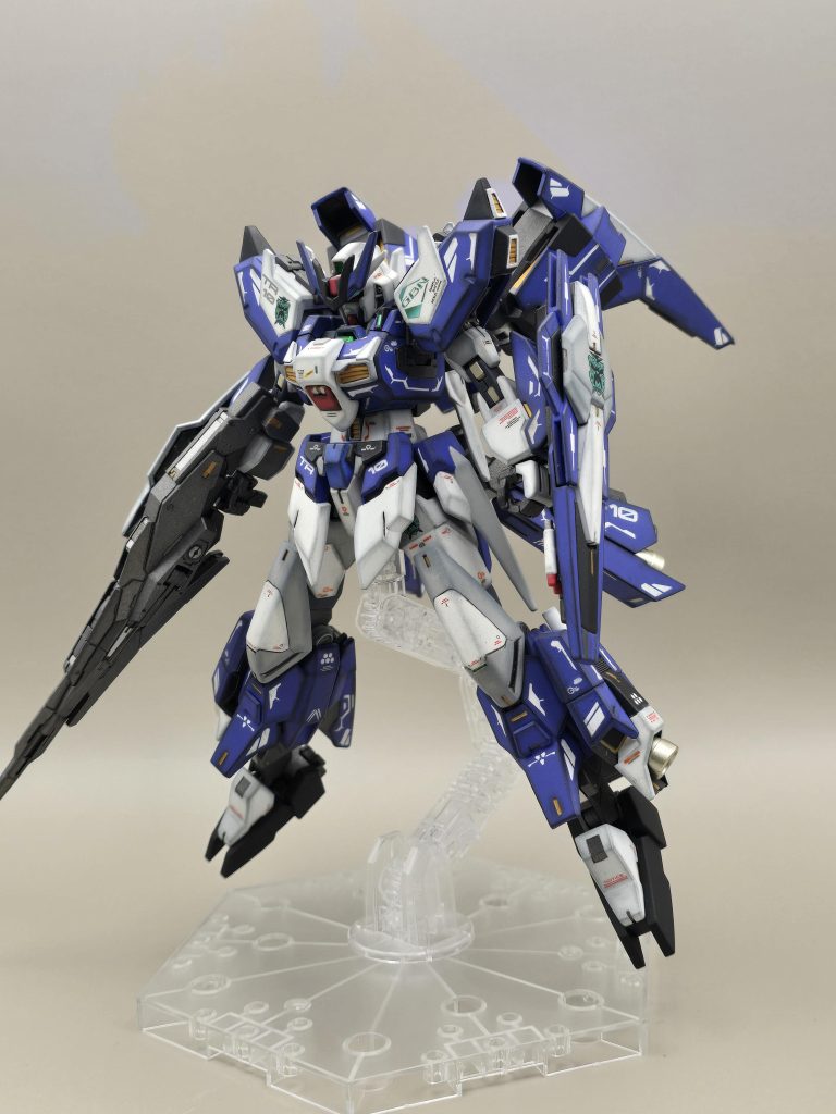 胴体、肩、フロントのアーマーはフェイクν[NEU]ガンダム、足、腕、アンテナ、リアアーマーはユーラヴェンをベースにしています。