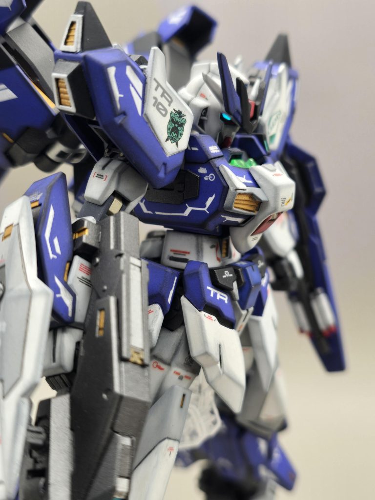 肩アーマーの出っ張りにスラスターを作成して追加