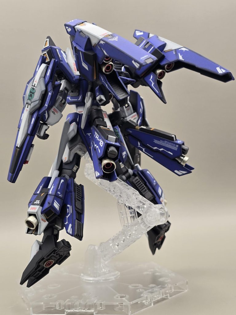 ライトニングバックウエポンシステムマークII、腰のブースターバインダーもライトニングバックウエポンシステムを改造して旧HGデスティニーガンダムのバックパックのジョイントを使って接着。