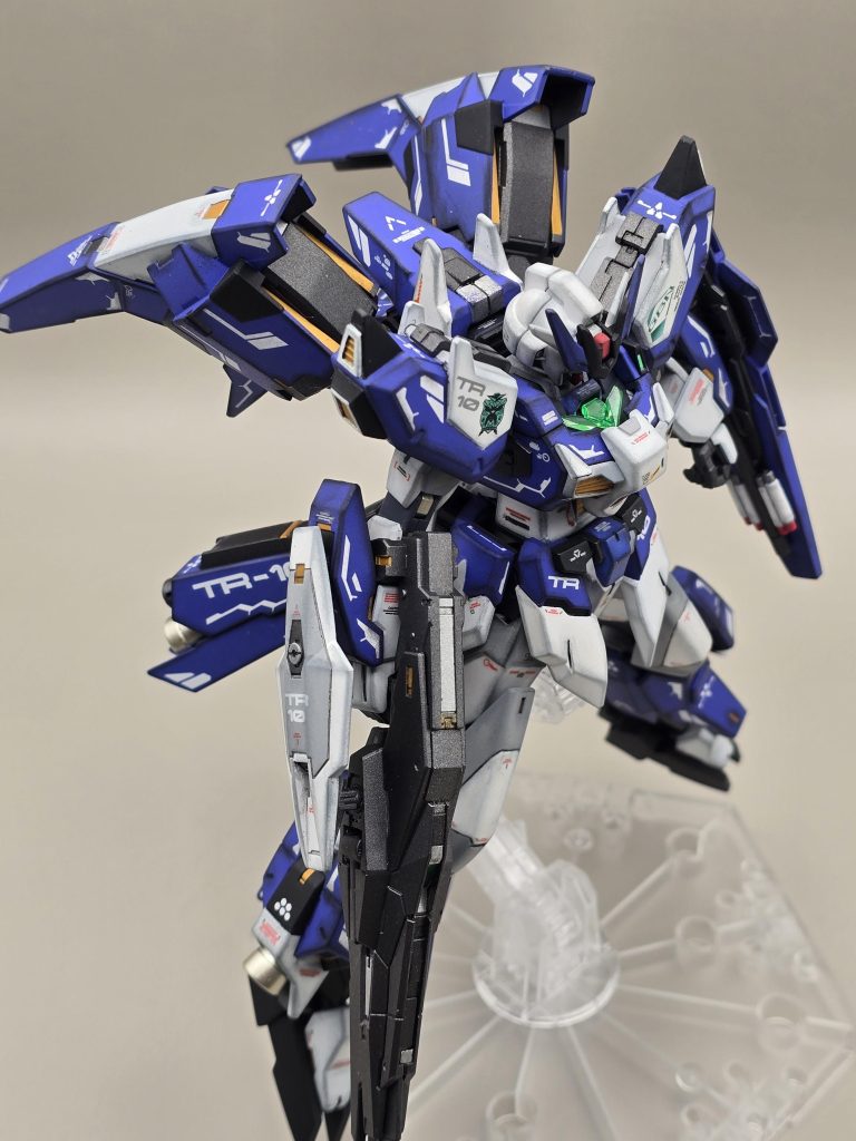 リボーンズガンダムのシールドの裏にRGν[NEU]ガンダムのシールドパーツを接着。ビーム砲とミサイル追加。