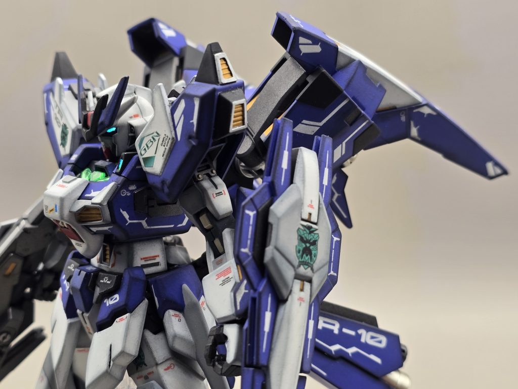 ブラックライトで光ります。