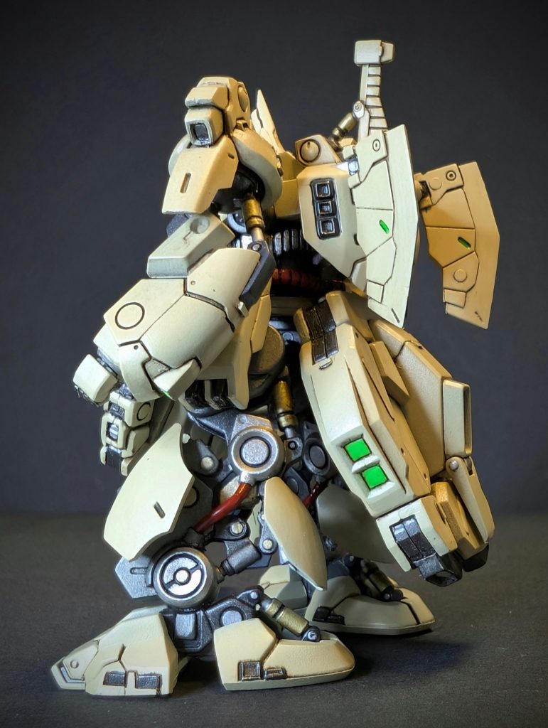 あんまり見えないところですが脚のフレームの配色に力を注いでみましたエナメルのガンメタル、メタリックグレー、チタンゴールド、チタンシルバー、ゴールド、クロームシルバー…写真ではあんまり伝わらないですね…