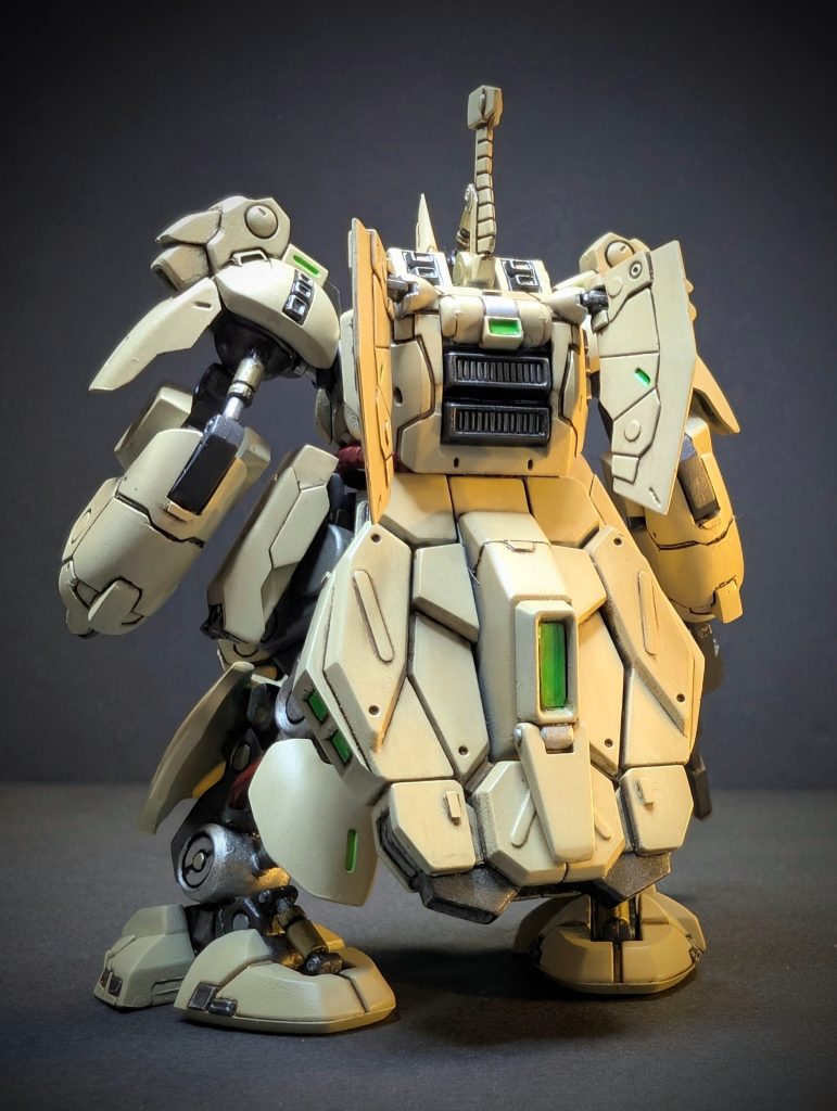 背中は結構シンプルですリアアーマーも隠し腕になりそうな形状ですね