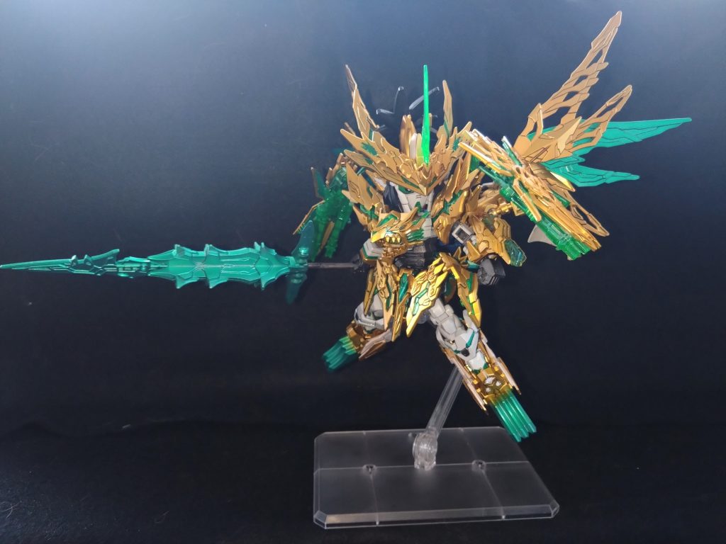 合体武器を持たせてみたところ、腕の関節も重さに負けることなく保持してくれました😁配色をどうするか迷ったのですが、シルバーで統一も良いかとも思ったのですが折角なので特別感を出したくてメタルグリーンで仕上げました