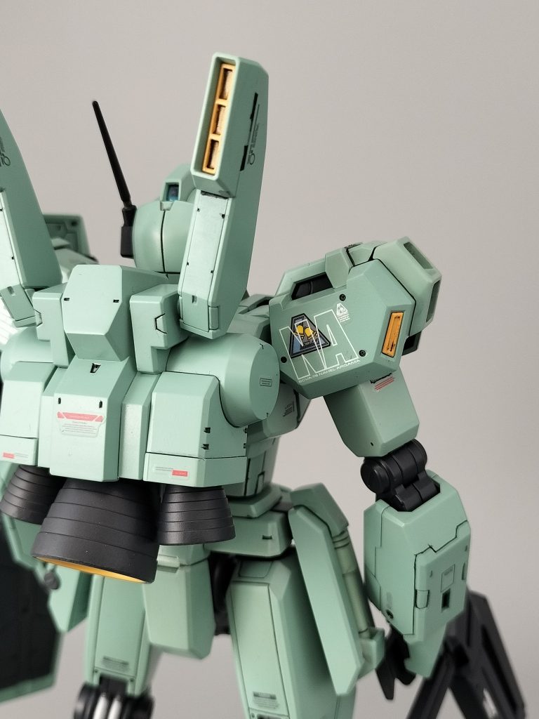 デカールの重ね張り…ロンド・ベルとネルアーガマ両方に所属したという事で…