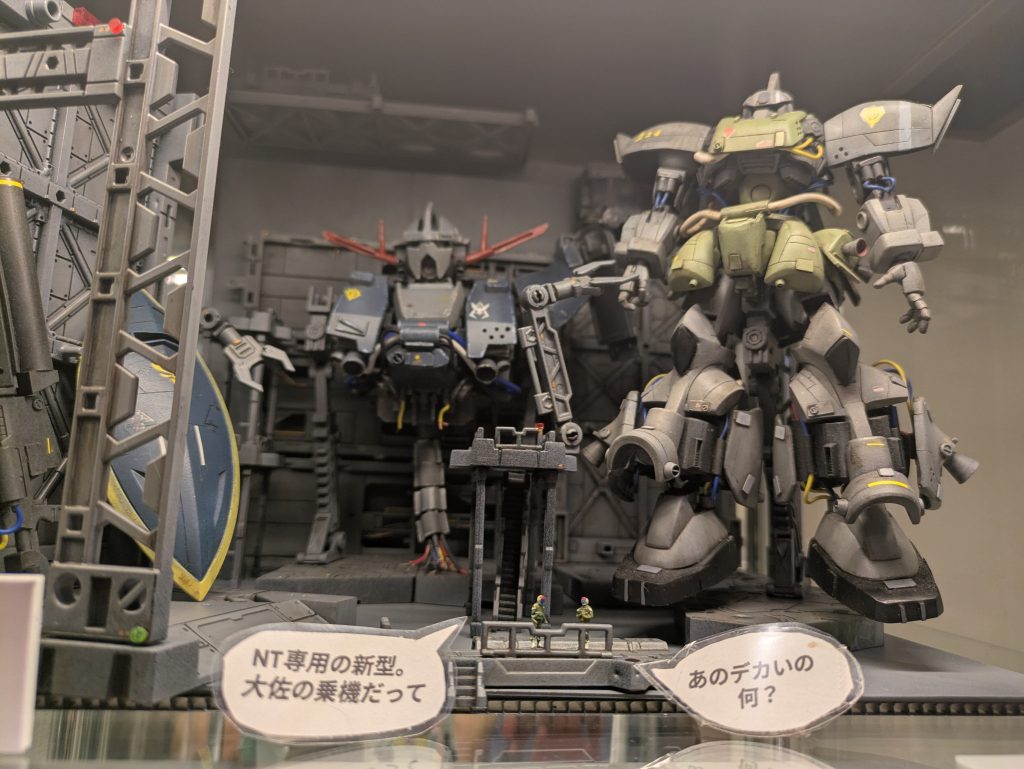 コチラは行きつけの模型カフェのコンペに出したのですが、その時はセリフ💬付きで出品しました。ジオングがデカいと言うセリフを入れることで1/100のジオングを1/144の世界にねじ込んでやりましたよ。