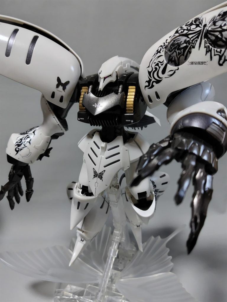 バタフライ台座にしてみました。せっかくなのでLEDで光らせようかな