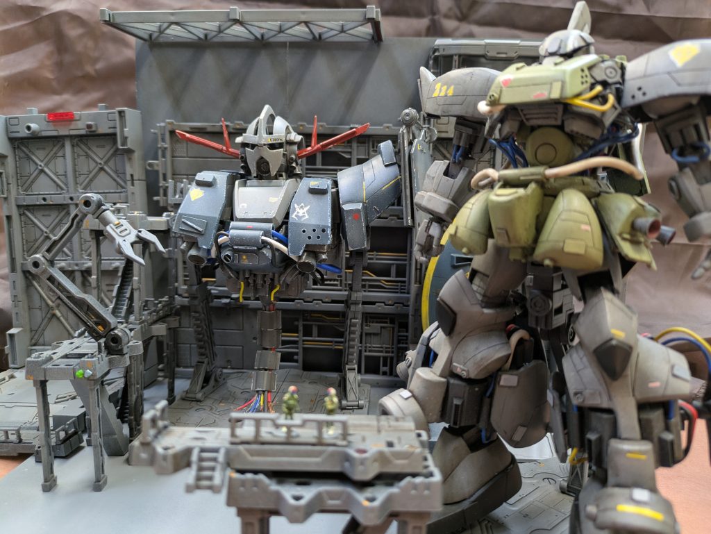 出品したコンペのテーマが『一年戦争の名シーン』でジオングとガンダムの決戦シーンを!と制作し始めたのですが制作時間が足りないな〜と悩んでいたところ実はテーマが『一年戦争』だったとわかり(名シーンは要らなかった!)急遽、制作途中のジオングを整備中という設定にしてみました。