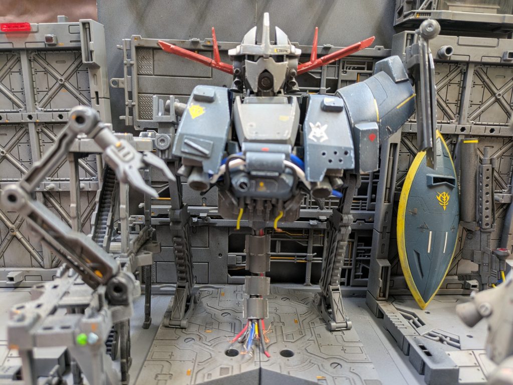 ジオングは胸部のボリュームUPと頭部のツリ目加工。そして脊椎を作ってみました。