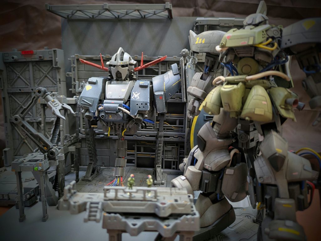 作りかけのMGのジオングと過去作の量産型ゲルググ、100円SHOPのジオラマベース等の組み合わせで出来てます。