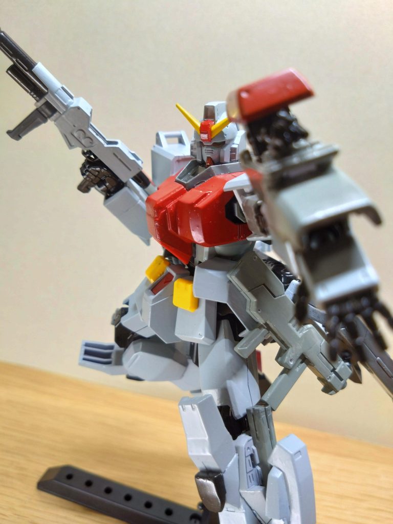 ビームライフルは懸架時に邪魔にならないように折り畳もうということで、持つ用のラックみたいなやつとセンサーを無くしました。(本来は付ける予定だった)