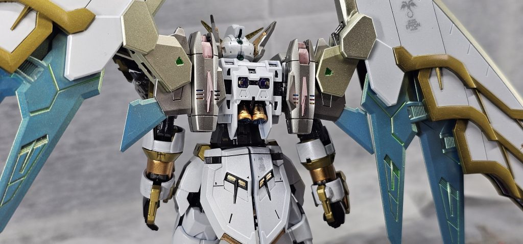 シルバー部はスーパーチタン2ウイングの小羽根はターコイズブルーイエローに偏光グリーンで墨入れ各部の△っぽいところ(？)にはクリアグリーンバーニア内部はGXメタルダークブルー