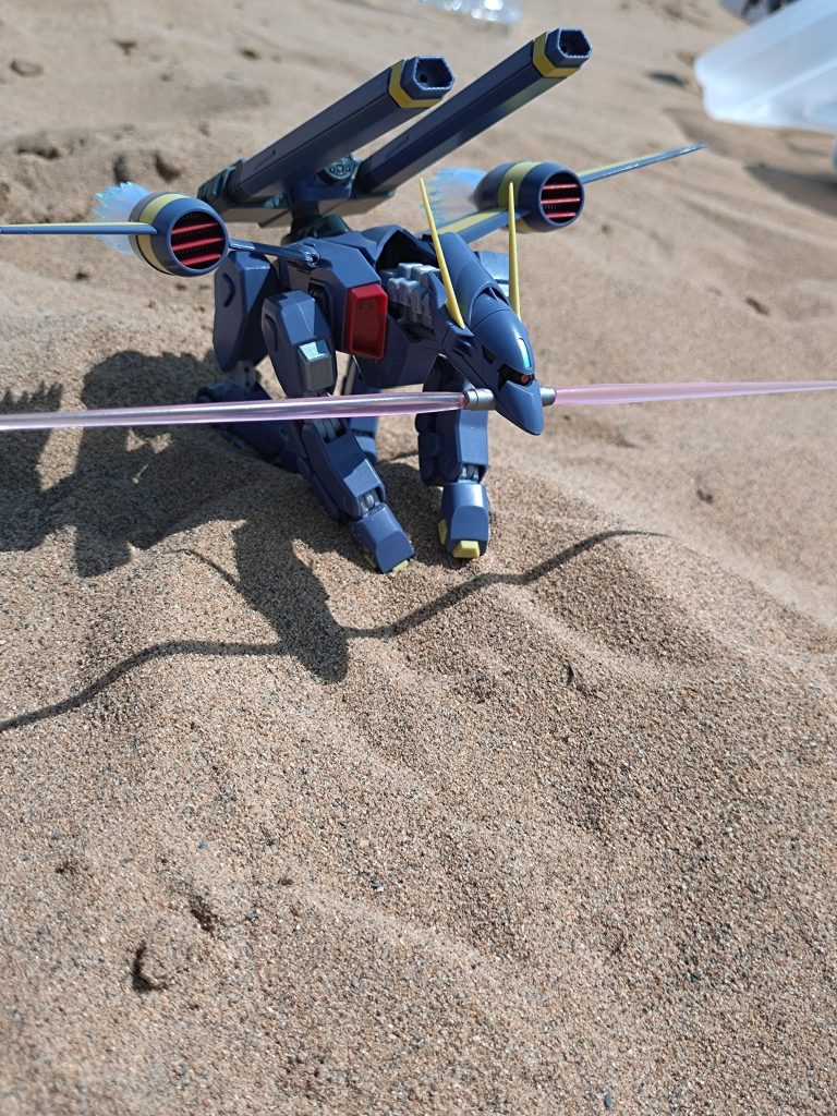 この子だけロボット魂、躍動感ある写真を撮りたかったのに。お座りしてる様な姿に。