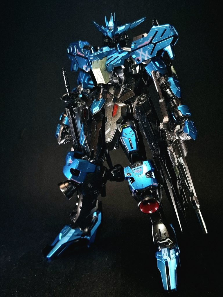 先の戦闘でのダメージはフレームレベルにまで及んでいたためオーバーホールメンテナンスを受け、現在の技術で欠損部分が補填されている。武装はキマリスをイメージさせる物は廃され、バーストサーベルやハンドガン、脚部のハンターエッジなど、主に軽快な装備が中心となっている。高い機動性による突撃を主体とする戦法は変わっていないが、キマリス以上に実戦的な機体となっている。最大の特徴として、コクピットのインターフェイスはギャラルホルン製MSと同系統のものを採用しているが、他の機体には無い独自のシステムが導入されている。このシステムについては月外縁軌道統合艦隊の司令であるラスタル・エリオンや本機の整備を担当するヤマジン・トーカをはじめとした数人しか本質を知らず、多くの隊員はその詳細を知らされていない。