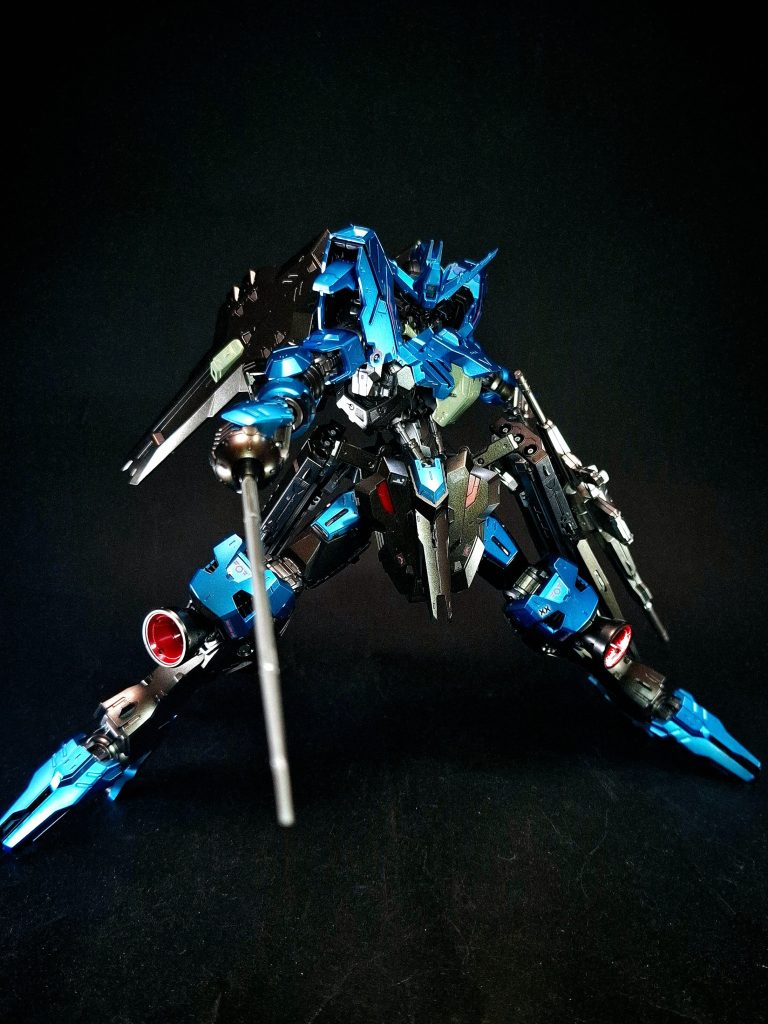 武装・必殺攻撃	バーストサーベルレイピア状の刀剣。打つことや突くことに特化した形状で、高い機動性による一撃離脱戦法と相性の良い武装。他に見られない特徴として刀身が炸裂弾としても機能する点があり、突き刺した後に刀身を分離させることで爆発させる。交換用の刀身は両腰部のサイドアーマー内に3本ずつ格納されており、柄と刀身を接続した後にアーマーを後方にスライドさせることでスムーズに抜刀可能となっている。