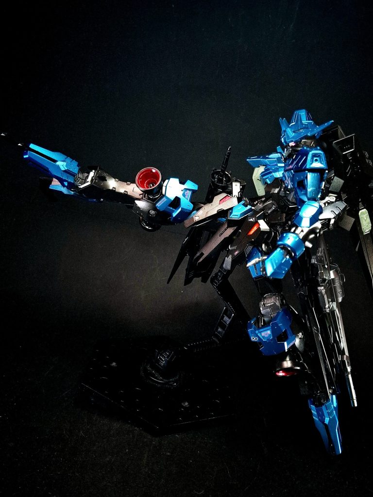 足部ハンターエッジ両脚部先端に装備されている打突兵器。足先と踵部に展開式の刃を備えているが、この刃に切断能力はなく、重みで打撃を与える鈍器として機能する。脚全体が格闘武器と言える構成となっており、蹴り上げや踏みつけ、かかと落としなどの足技と併用することで真価を発揮する。脚で攻撃するためにリーチは長く、相手の意表を突くことも可能。さらにスラスターを利用して加速させることでナノラミネートアーマーを貫く威力を発揮する。