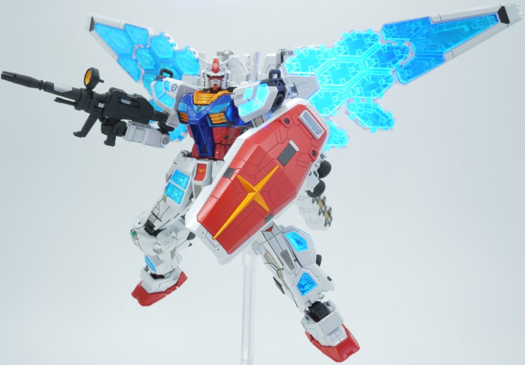 グラスフェザーは蛍光クリアーを使用してブルーライトで光るようにしました。