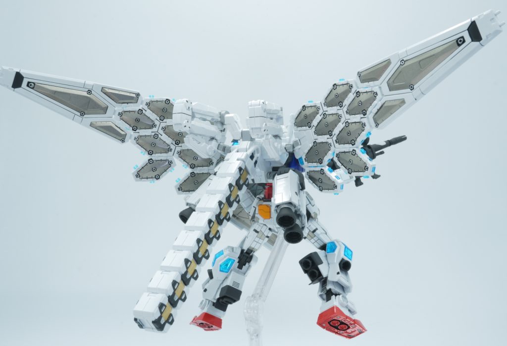 グラスフェザーの塗り分けが一番大変でした。マスキングに1時間掛かり、塗装は一瞬という…